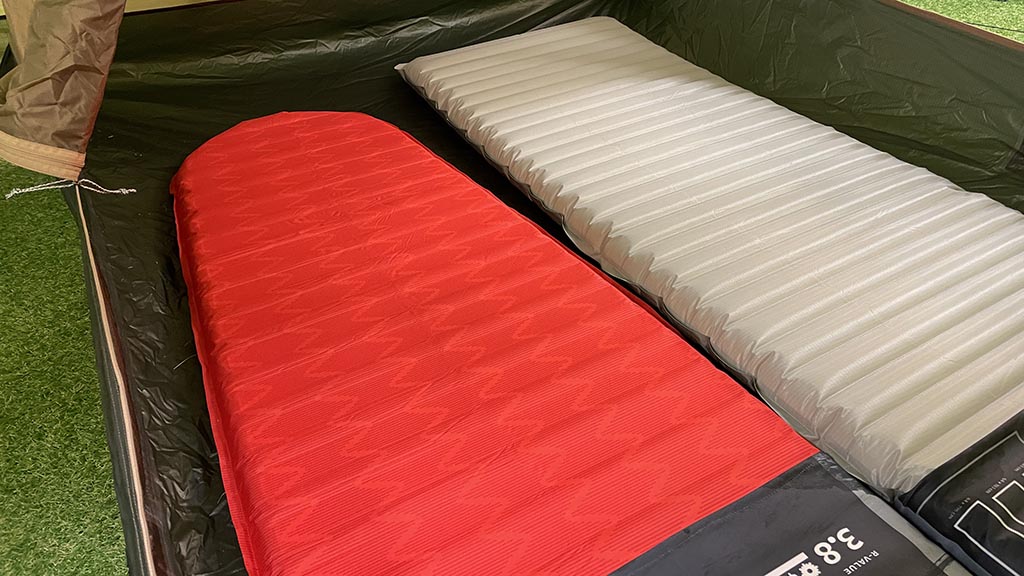 Redaktionen på Outdoor.se testar uppblåsbara liggunderlag hos Viltskogens Friluftsbutik.