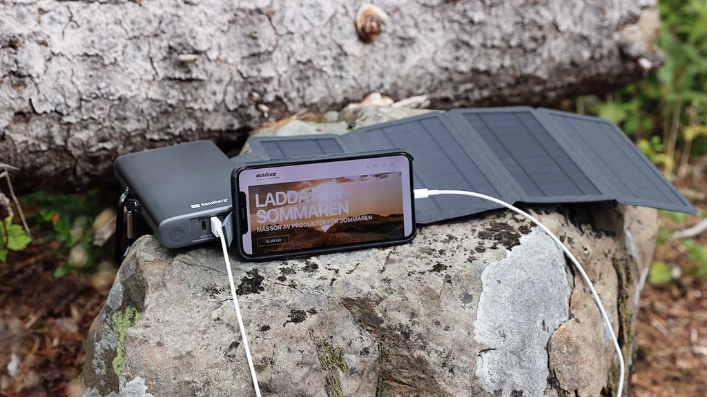 Bäst i test solcellsladdare - Sandberg Solar 4-Panel 25000 mAh är en testvinnande solcellsladdare.