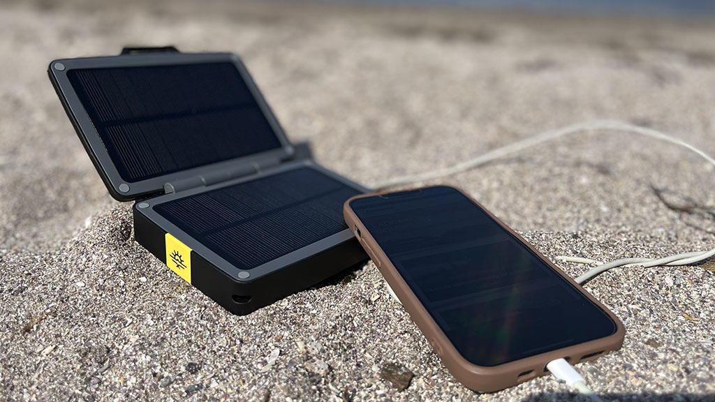 Bäst i test solcellsladdare, redaktionen testar Powertraveller Solar Adventurer II.