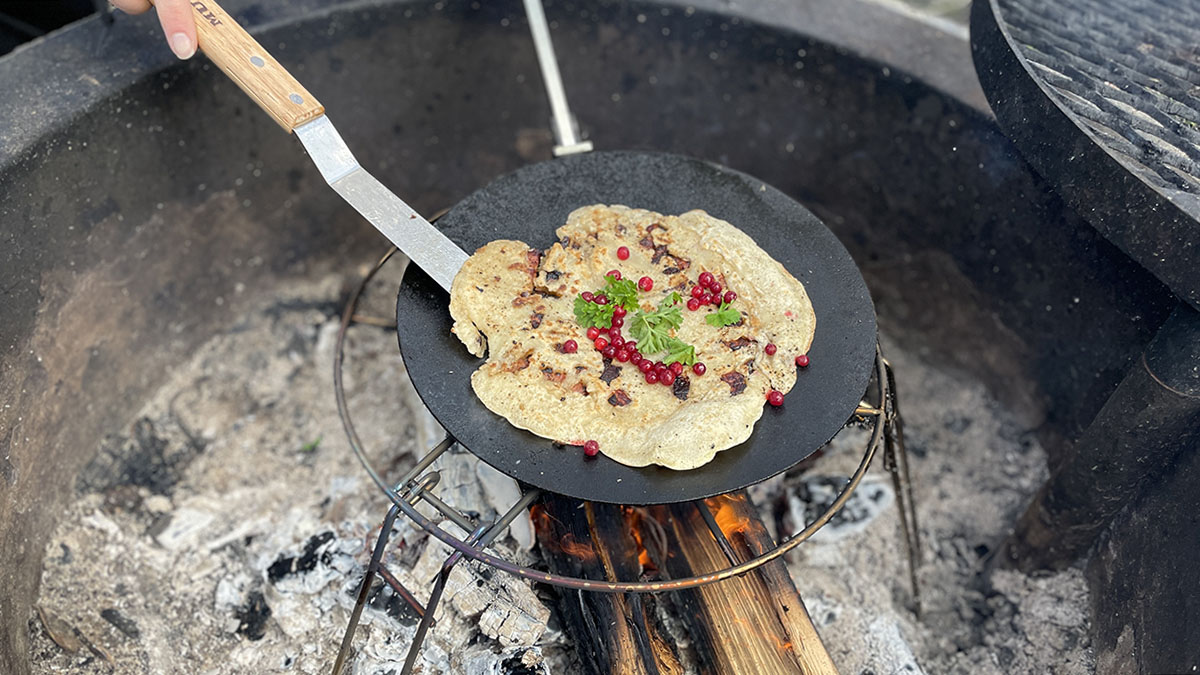 Test av stekpanna utomhus, kolbullepanna.